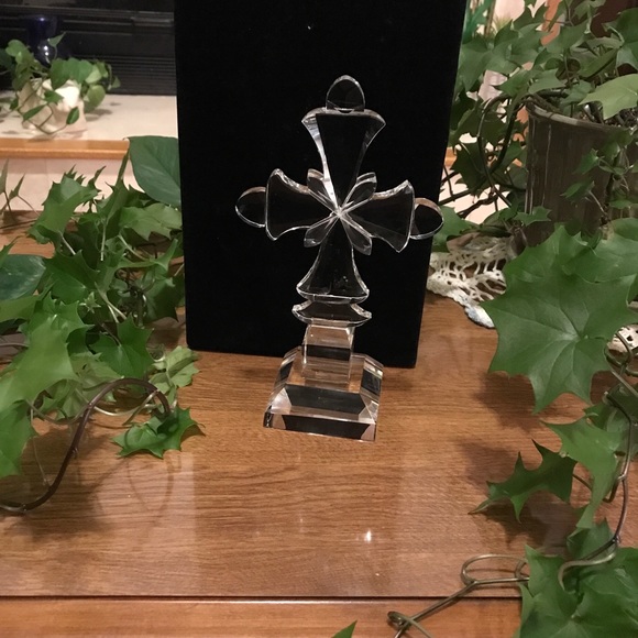 24% Lead Crystal Cross Beautiful Livingquarters. Comes in velvet box. - Picture 3 of 4